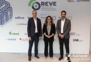 Óscar Querol y Pilar Blanco, portavoces de Oreve, junto al director de Matelec, Alberto Leal