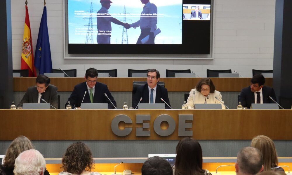 aelēc actualiza el estándar formativo en PRL que será imprescindible para trabajar con las compañías eléctricas