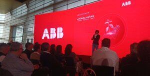 Luis Piedrahita, presentador del evento, al comienzo del acto