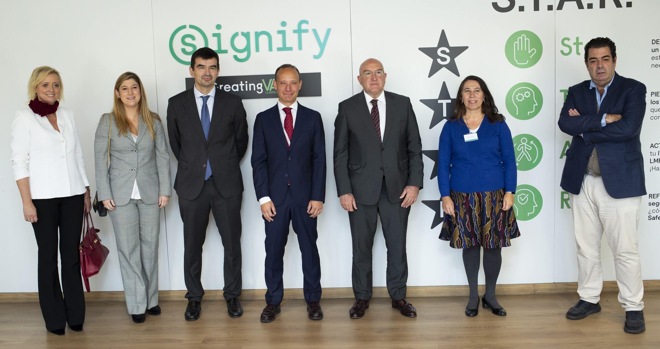 Signify presenta su nueva línea de iluminación solar con motivo de una visita a su fábrica de Valladolid