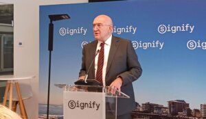 Signify presenta su nueva línea de iluminación solar con motivo de una visita a su fábrica de Valladolid 