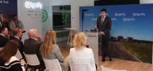 Signify presenta su nueva línea de iluminación solar con motivo de una visita a su fábrica de Valladolid 