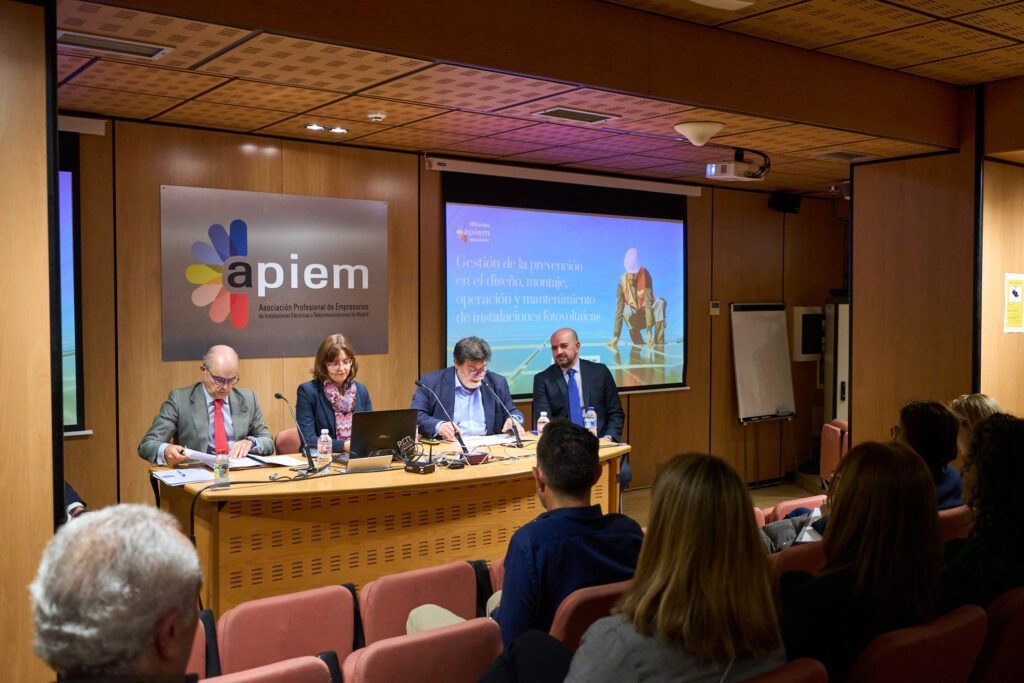 Apiem presenta una Guía de Prevención de Riesgos Laborales en instalaciones solares
