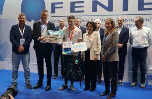 Jesús González recibe su reconocimiento como vencedor del Concurso de Fenie