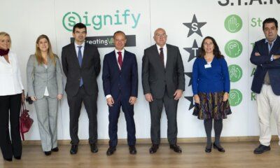 Signify presenta su nueva línea de iluminación solar con motivo de una visita a su fábrica de Valladolid