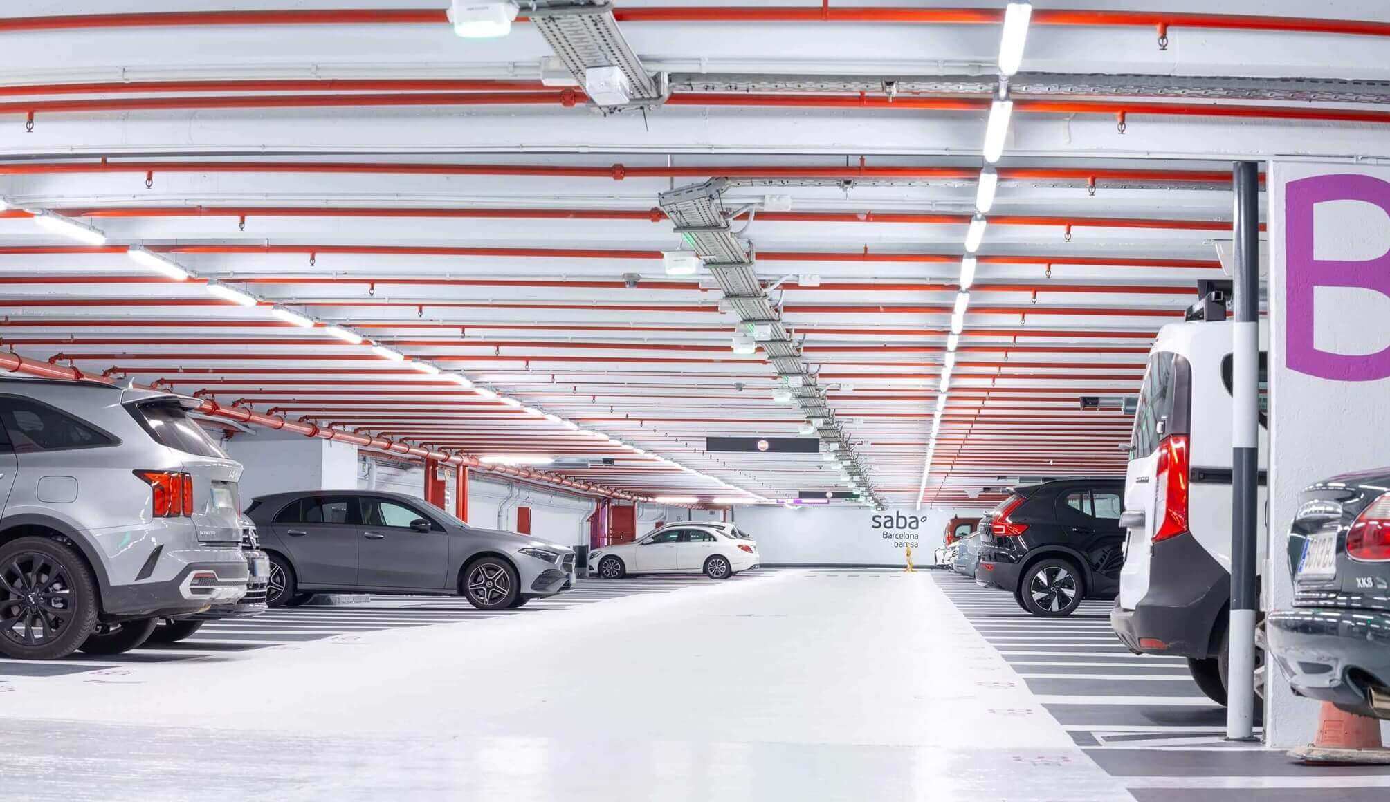 Ledvance moderniza con tubos LED regulables la iluminación del aparcamiento de Plaza Urquinaona, en Barcelona