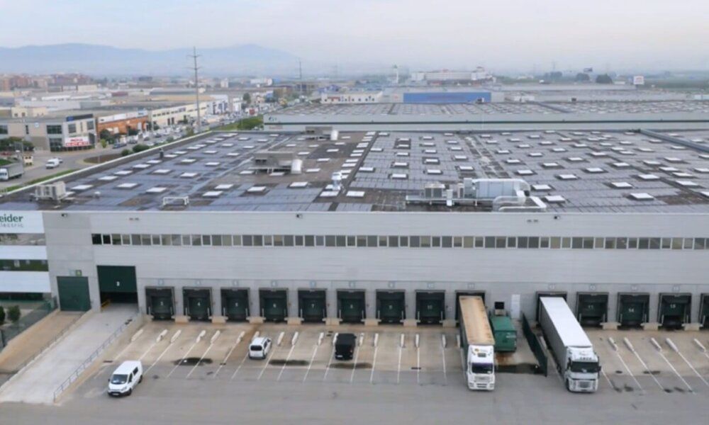 Schneider Electric aumenta la capacidad de producción de su mayor fábrica de centros de datos en Europa