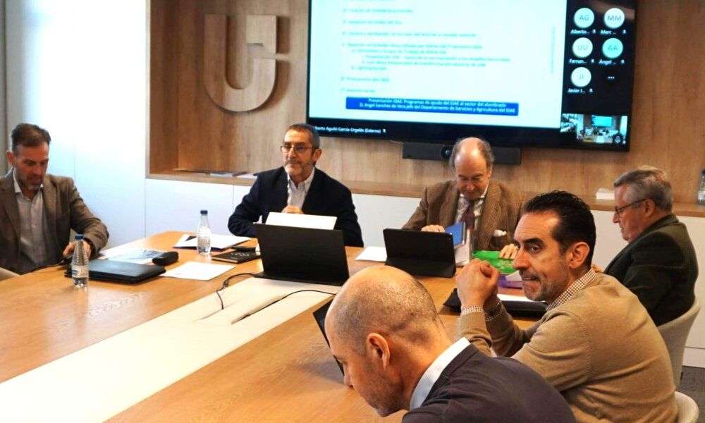 Francisco Pardeiro, presidente de Anfalum, y Alfredo Berges, secretario general, durante la asamblea
