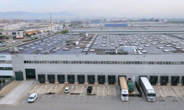 Schneider Electric aumenta la capacidad de producción de su mayor fábrica de centros de datos en Europa