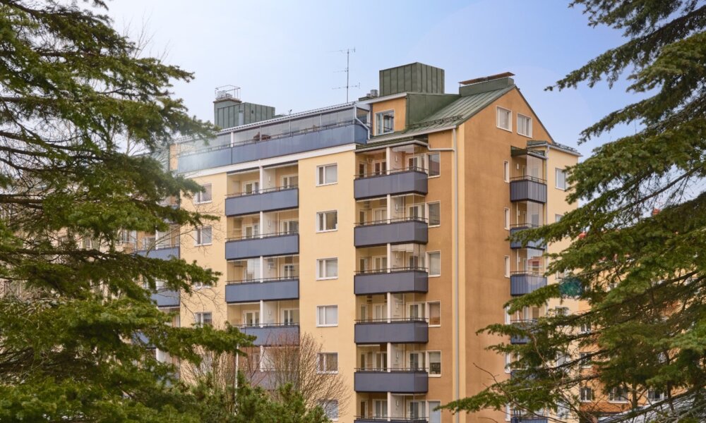 Fachada con barandillas fotovoltaicas para reducir más de un tercio del consumo de energía