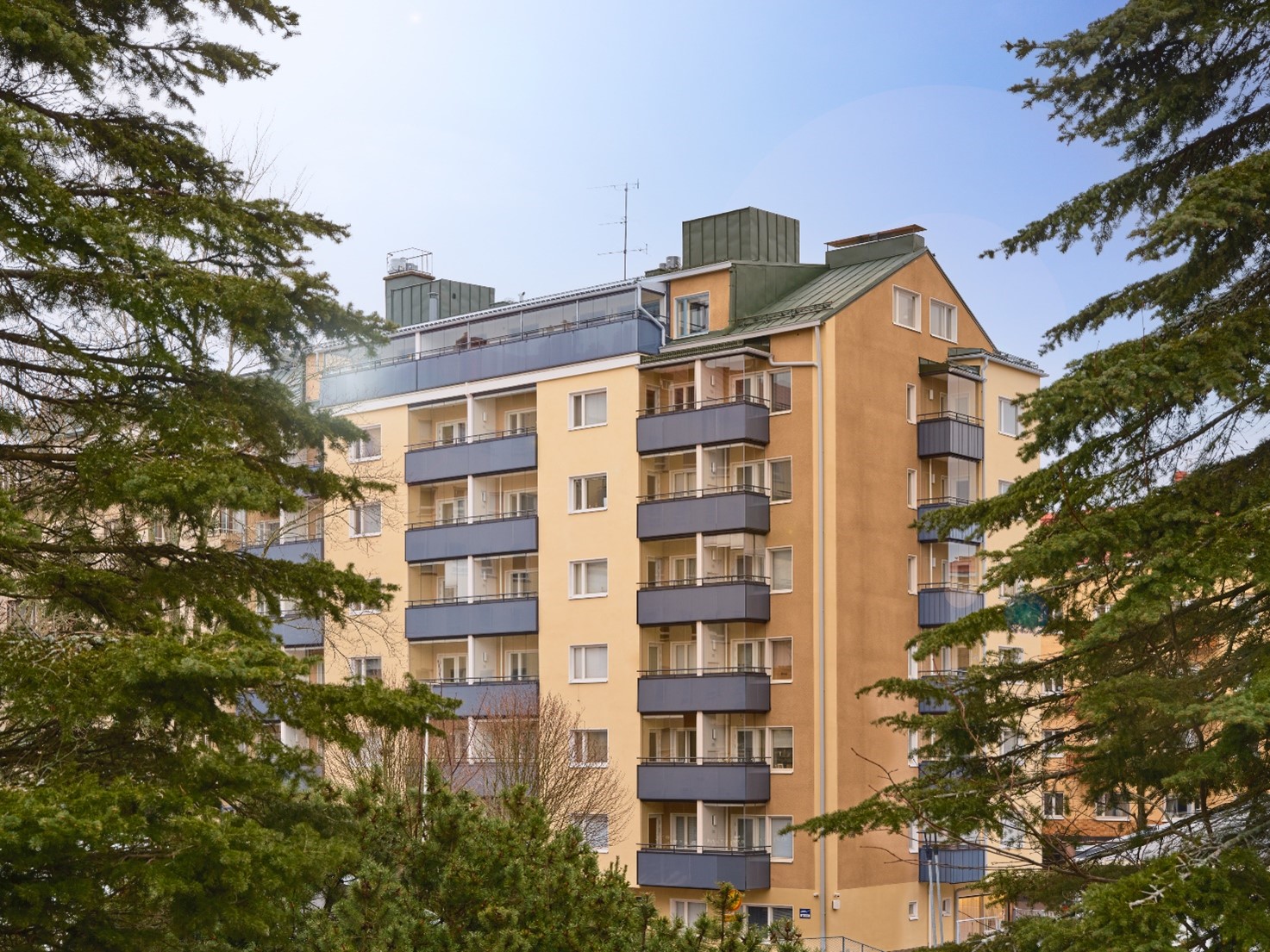 Fachada con barandillas fotovoltaicas para reducir más de un tercio del consumo de energía