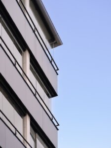 Fachada con barandillas fotovoltaicas para reducir más de un tercio del consumo de energía