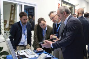 Profesionales observan los nuevos interruptores