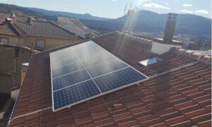 Instalación fotovoltaica para autoconsumo con cable bajo tubo estanco. Sistema aceptado por ITC-BT 30. (Foto cortesía de Cebrelux)