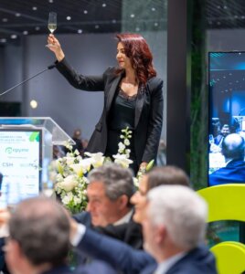 La presidenta de Epyme, Maite Cubero, brinda durante la Cena de Gala