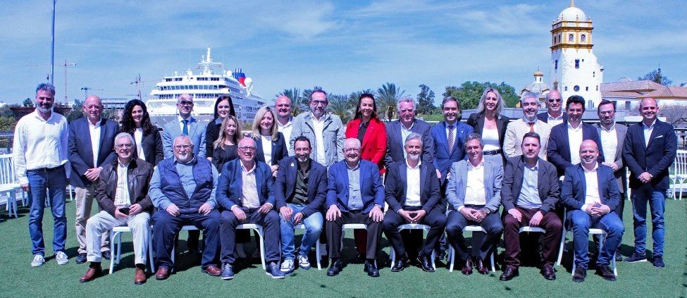 Foto de familia de los representantes de todas las asociaciones integradas en Fadia