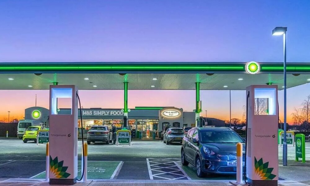 Una información señala que el Miteco acusa a los gobiernos autonómicos de no vigilar la instalación de puntos de recarga en gasolineras