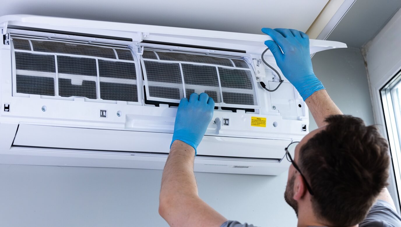 La primera ola de calor dispara el uso de equipos de aire acondicionado y posibles averías por un mal mantenimiento