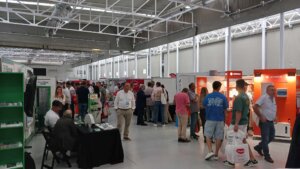 Una imagen de los pasillos y los asistentes a la jornada