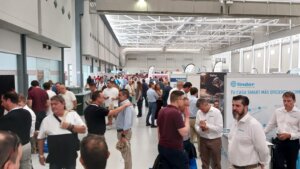 Una imagen de los pasillos y los asistentes a la jornada