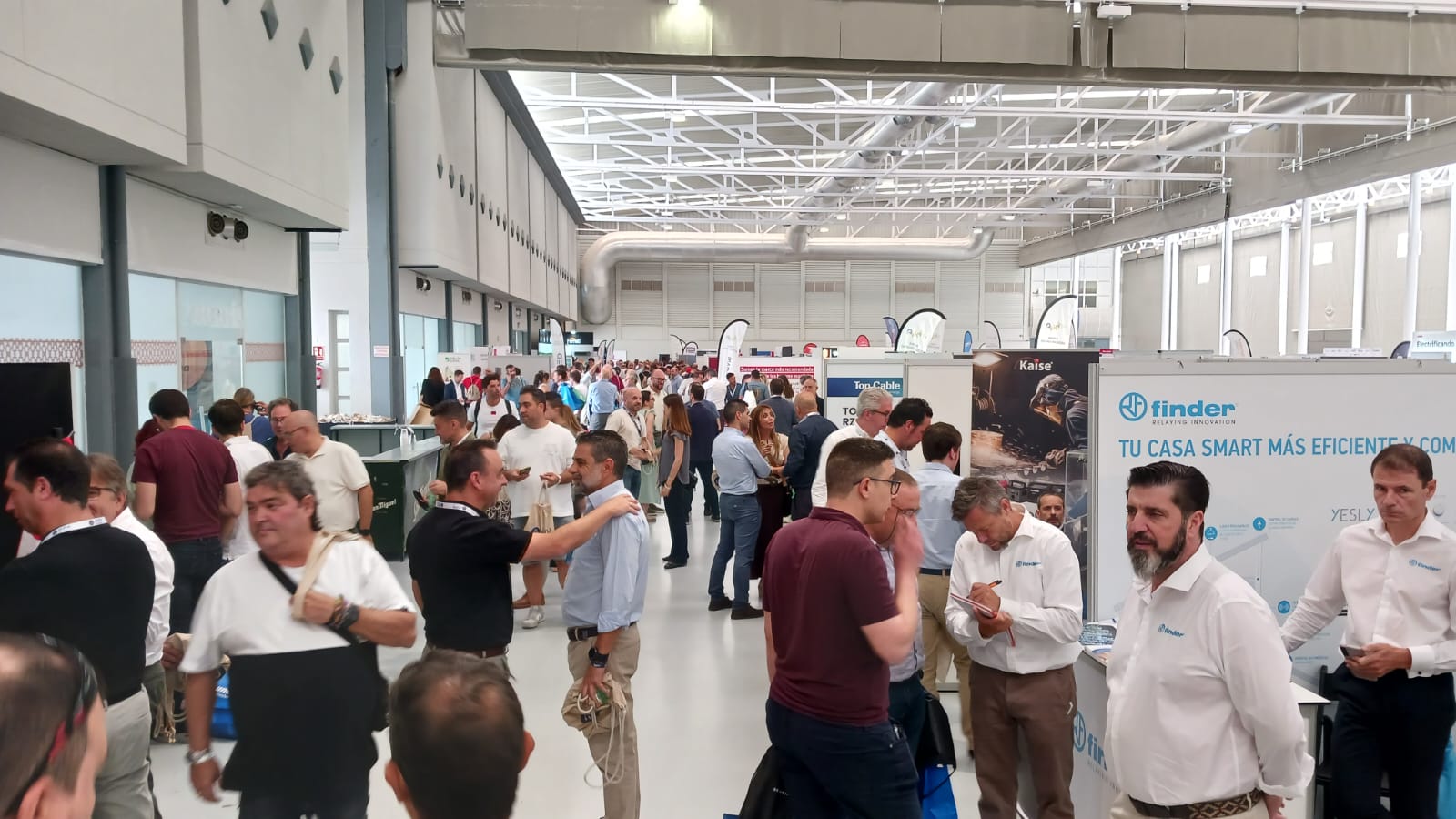 Una imagen de los pasillos y los asistentes a la jornada