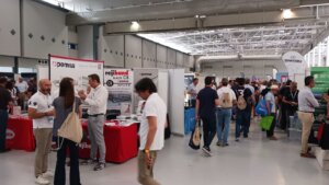 Una imagen de los pasillos y los asistentes a la jornada