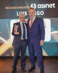 Luis Trigo recibe el reconocimiento a su trayectoria en Asinet, de manos de Francisco Alonso