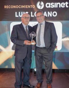 Luis Lozano recibe el reconocimiento a su trayectoria en Asinet, de manos de Miguel Ángel Gómez