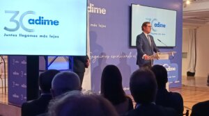 El presidente de la CEOE, Antonio Garamendi, interviene en el acto