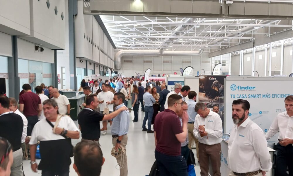 Una imagen de los pasillos y los asistentes a la jornada