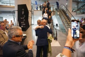 El fundador de Aelvasa, Ángel Gómez, es recibido por su hijo y sucesor a su llegada al Palacio Euskalduna