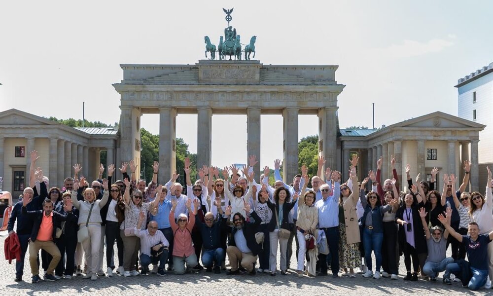 Los participantes en la Convención Anual posan, con la Puerta de Brandenburgo de fondo
