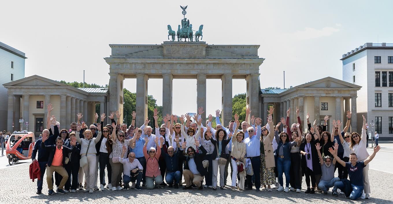 Los participantes en la Convención Anual posan, con la Puerta de Brandenburgo de fondo