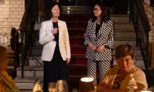 Montse Bayés y Gloria González durante una de las cenas