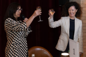 Gloria González y Montse Bayés brindan por el futuro
