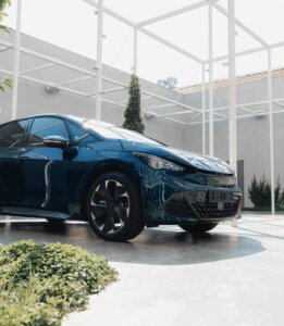 Simon entrega un Cupra Born eléctrico al ganador de su promoción Smart Home