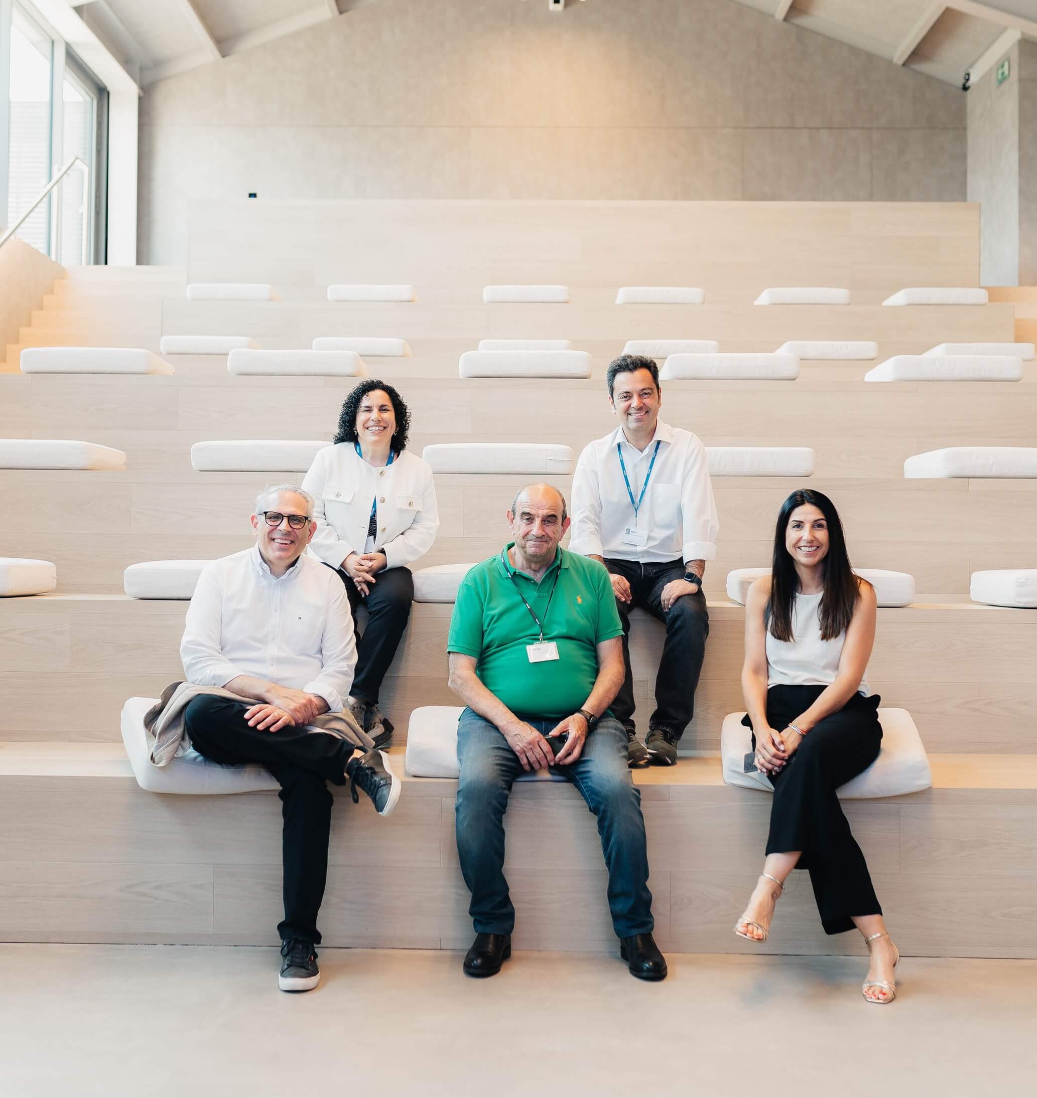 Simon entrega un Cupra Born eléctrico al ganador de su promoción Smart Home