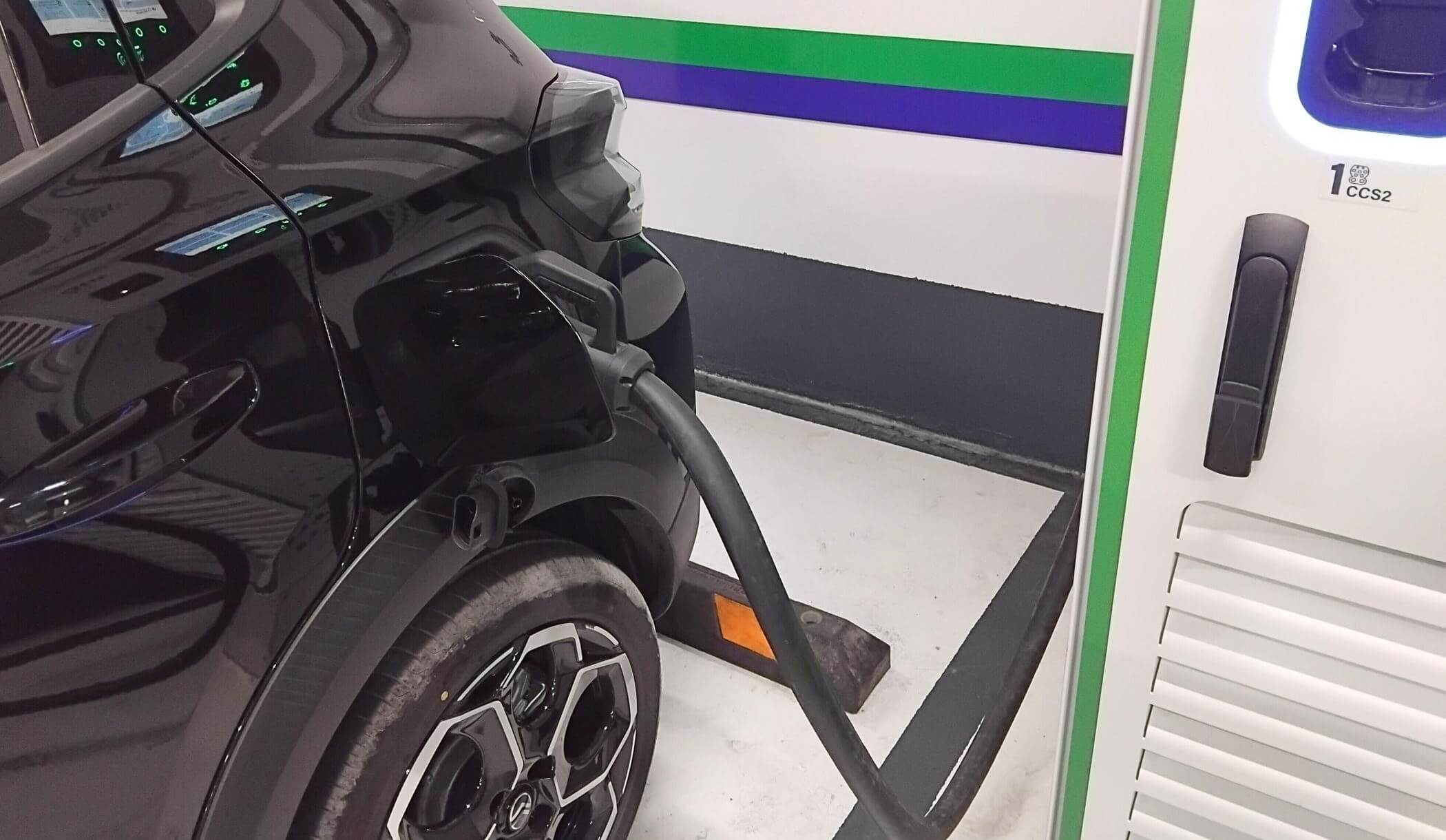 Las cifras de ventas de vehículos eléctricos chocan con el escepticismo de algunos fabricantes de coches