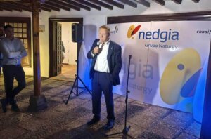 El presidente de Conaif, Francisco Alonso, interviene durante el Cóctel de Bienvenida en Lago Martiánez, en el Puerto de la Cruz