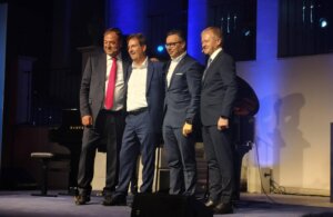 Presidente y vicepresidente de Aúna Distribución, con quienes les reemplazarán desde enero, en el centro de la imagen