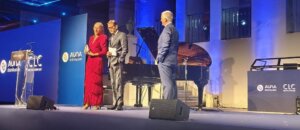 La presentadora, junto a Josep Domingo y Fernando Sueiro