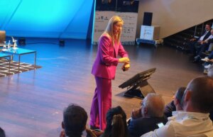 La presentadora Anne Igartiburu, durante su intervención en el Congreso Conaif