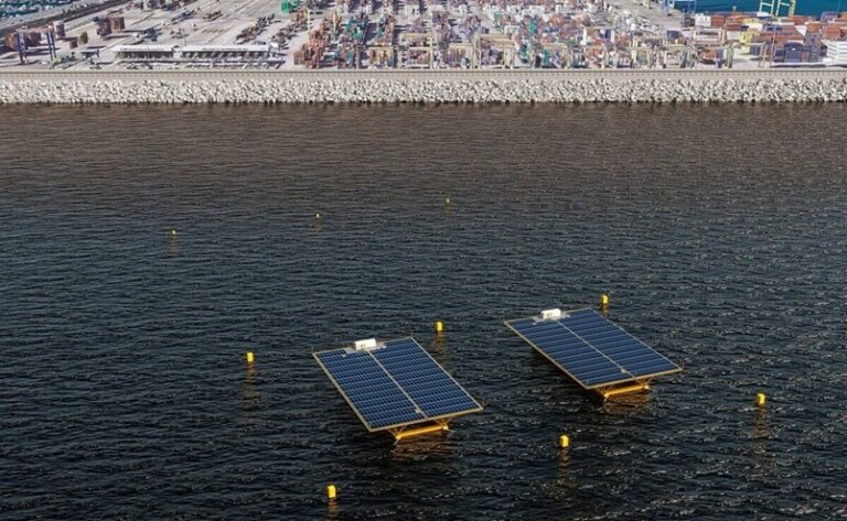 Un proyecto pionero de fotovoltaica flotante en mar abierto, en fase de construcción en Vigo