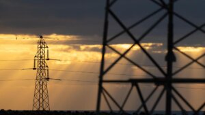 Una encuesta de Aelec concluye que los recortes propuestos por la CNMC destruirán empleo, inversión y son una amenaza de deslocalización