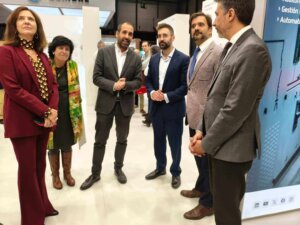 Joan Groizard atiende la explicación de Marc Pérez Domedel, en el stand de Circutor