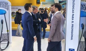 Joan Groizard departiendo junto a los máximos responsables de Orbis, Hugo Geiger y Hugo Geiger del Hoyo