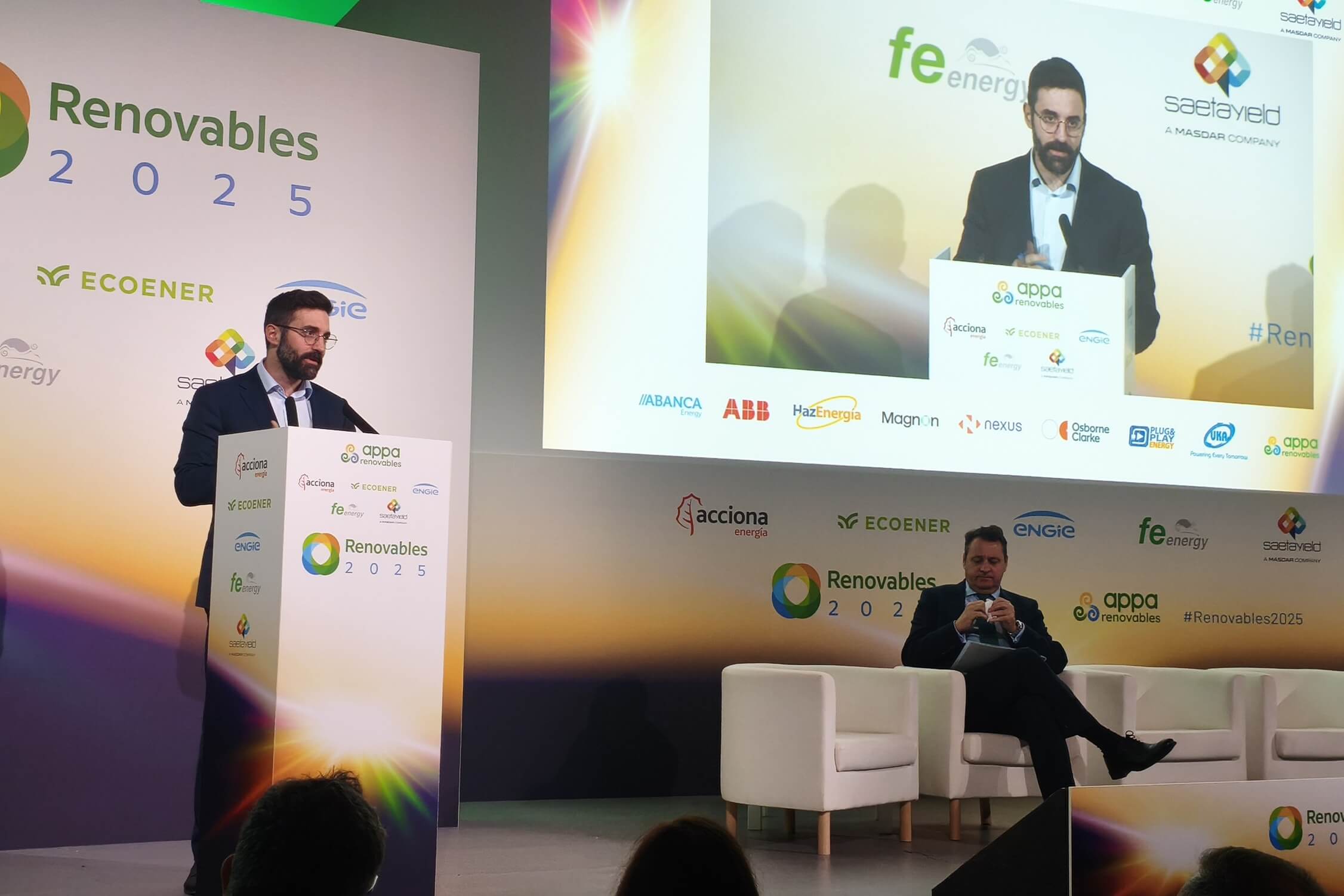 Las renovables ahorraron 15.000 millones de euros a la economía española en 2024, 7.000 de ellos a los consumidores