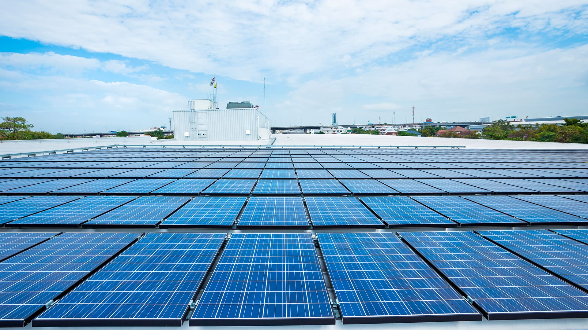 El autoconsumo decrece en los hogares, pero aumenta la apuesta de los comercios