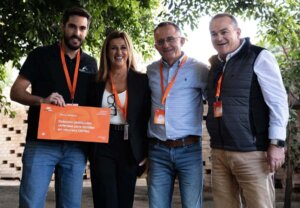 Amparo Almiñana, directora general de Grupo Peisa, y los galardonados con el premio solidario